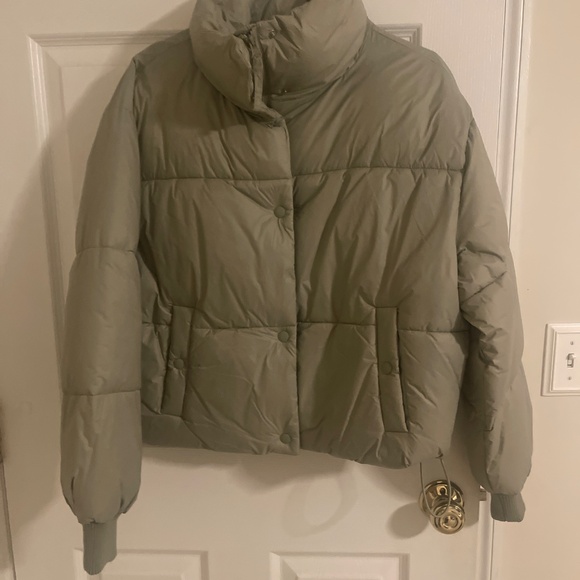 NWT American Eagle Outfitters
CROPPED PUFFER - Winter jacket in Faded Olive - Picture 3 of 5